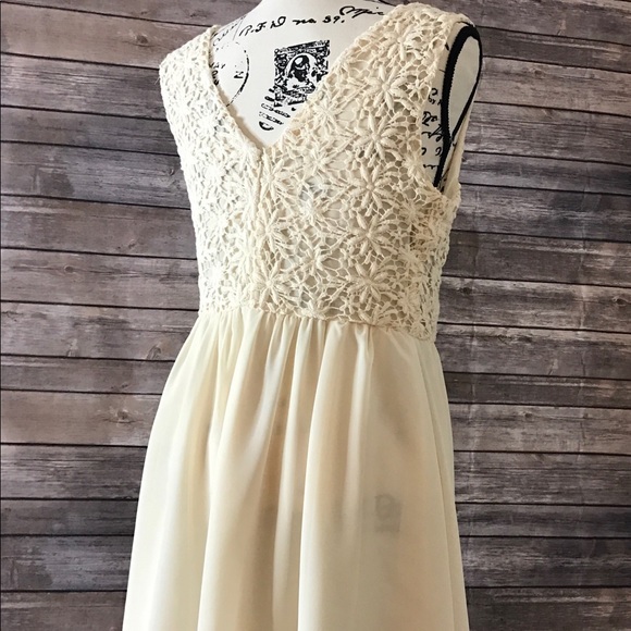 Elegant Cream colored Dress - Picture 3 of 8